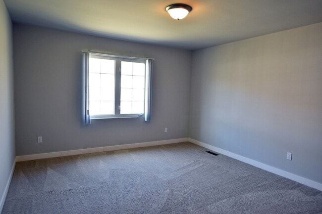 Building Photo - Shelby Twp - 3 Bedrooms, 2.5 Baths Townhouse, 2-Car Garage near Stony Creek Park