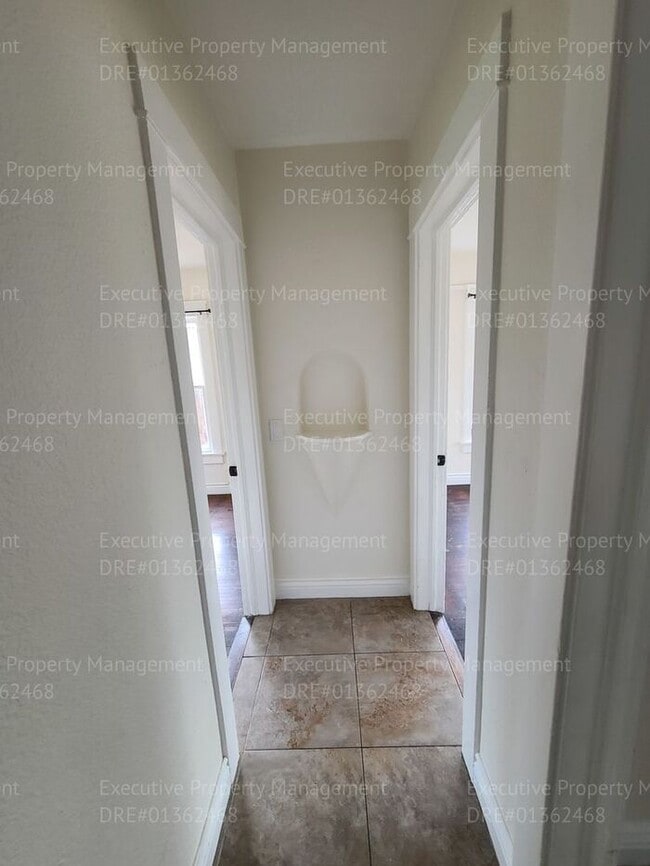 Building Photo - 3 bedroom/ 2 bathroom house located in East Bakersfield near a hospital and an elementary school.