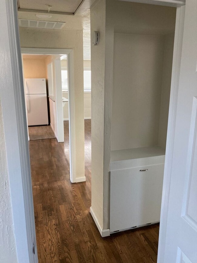 Building Photo - Beautifully updated 2 bedroom, 1 bath hous...