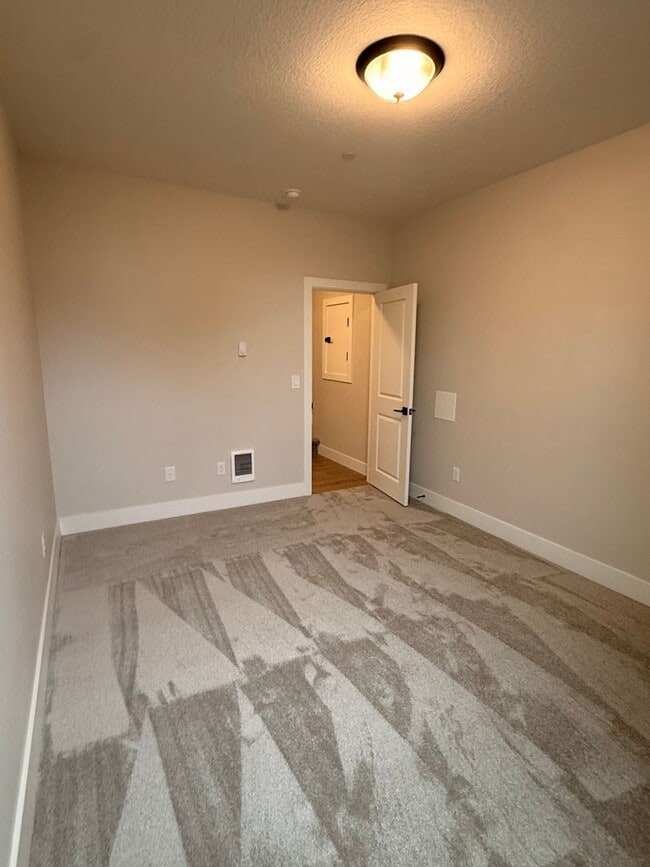 Building Photo - Goregous 3 Bedroom with Loft and Bonus Room! High Ceilings! Pantry! Keyless Entry! Double Oven & ...