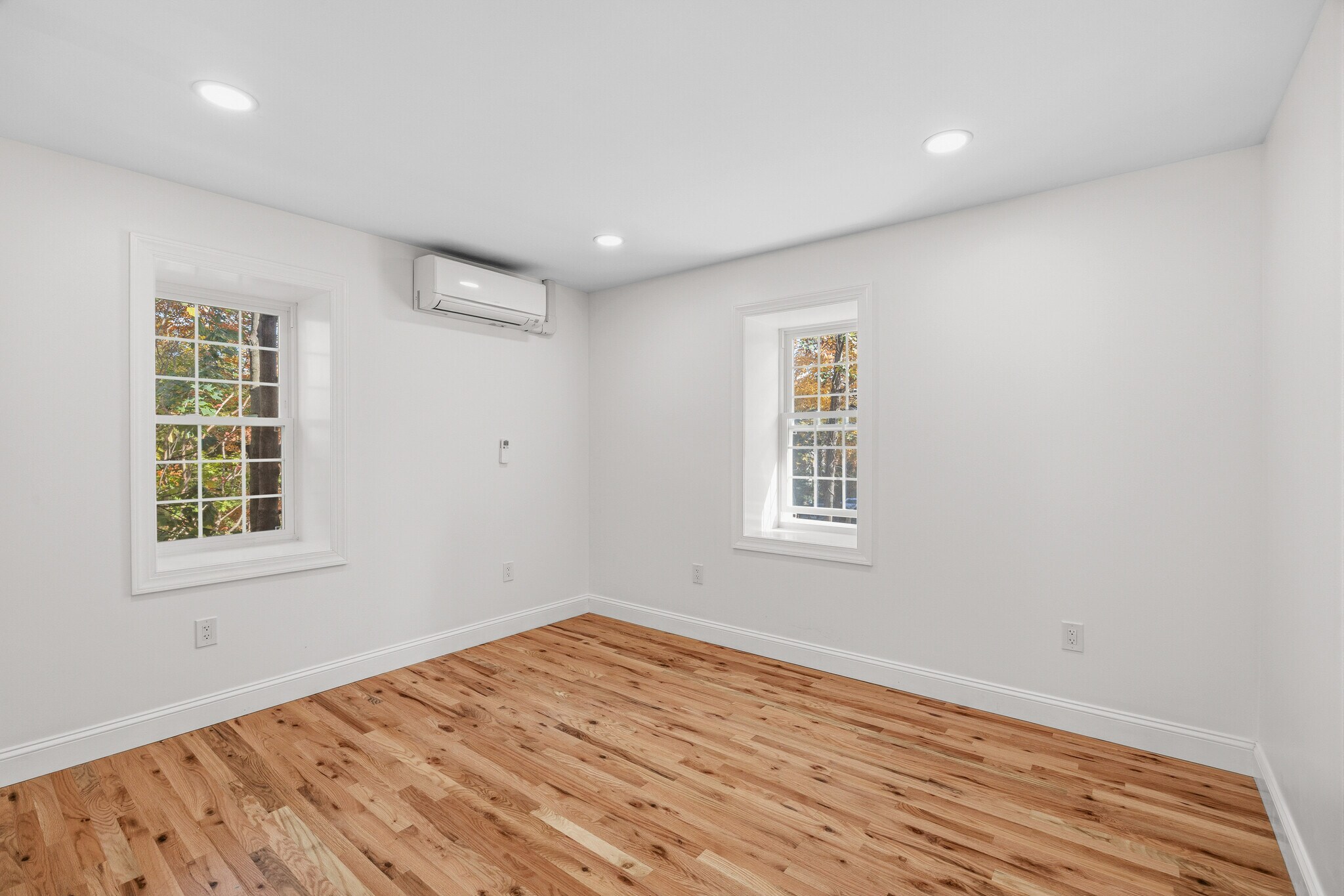 Building Photo - 131 W Walnut Ln