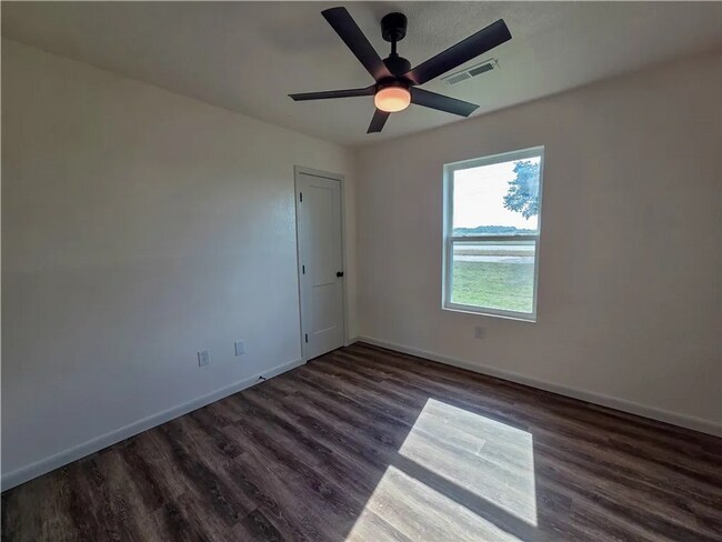 Building Photo - 412 W Swallow Cir