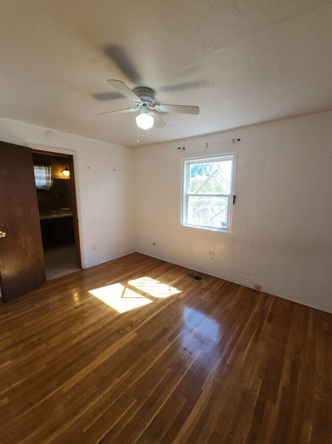 Building Photo - 3 Bedroom 2 Bathroom