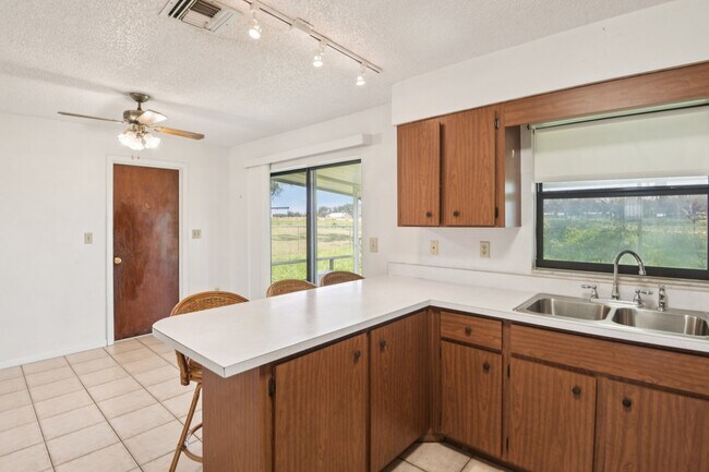 Building Photo - 4704 Queen Palm Dr