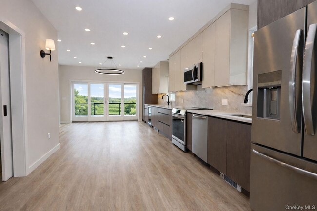 Building Photo - 52 Roe Ave