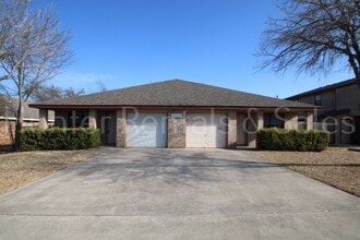 Building Photo - Delightful Duplex!