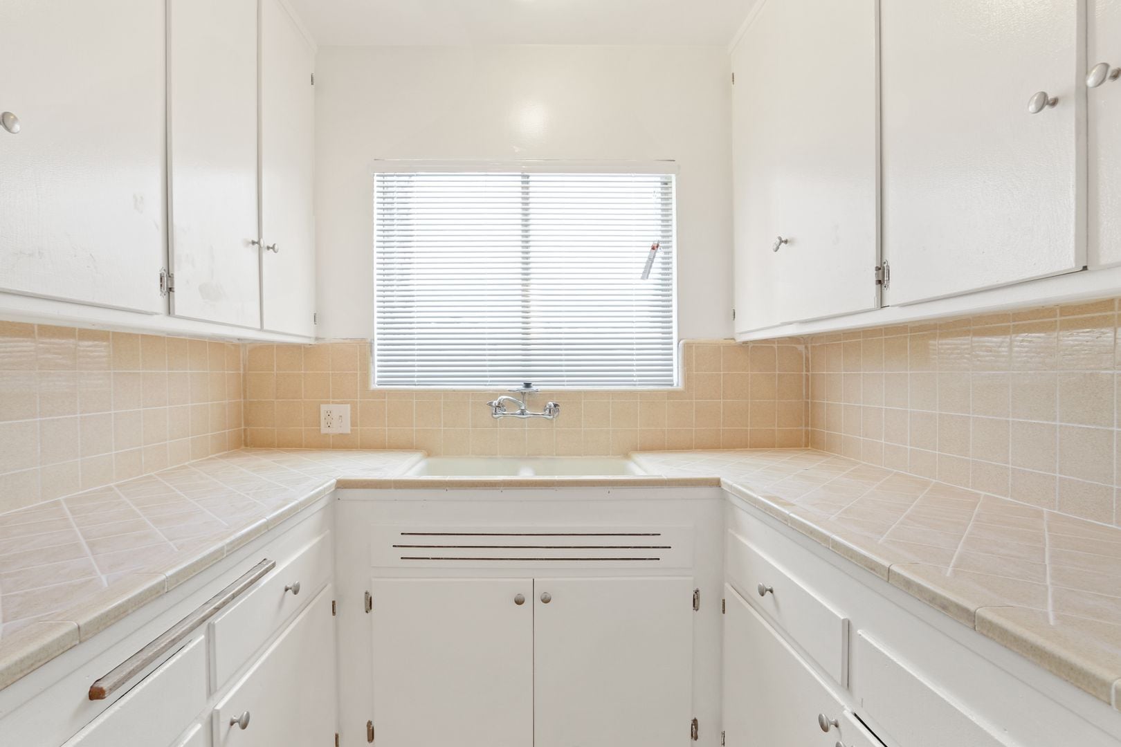 Building Photo - 978 S Barrington Ave