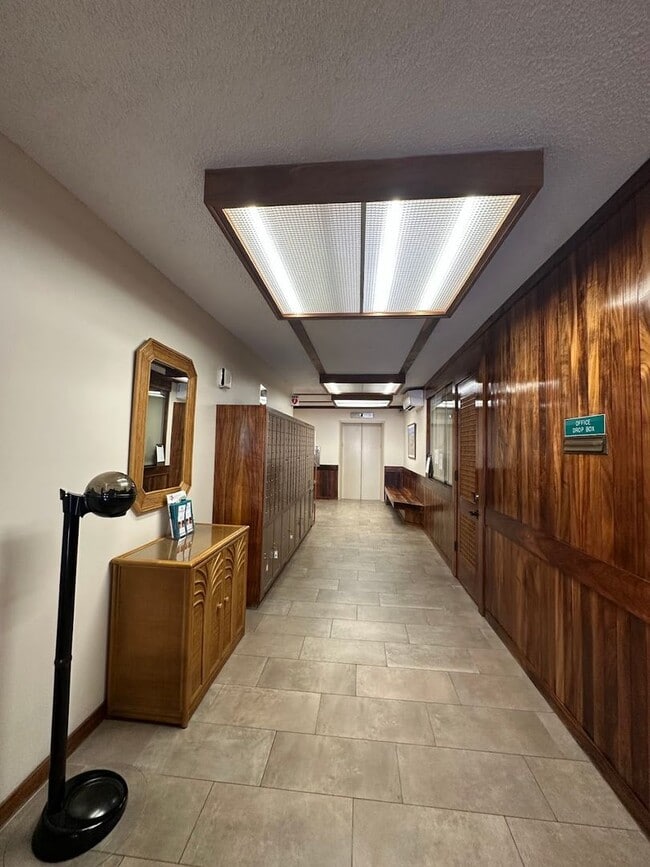 Building Photo - Roya Court Furnished 1 bed, 1 ba, 1 parkin...