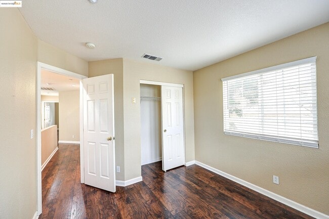Building Photo - 220 Whispering Oaks Ct