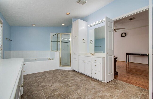 Building Photo - 6855 Bellgreen Dr