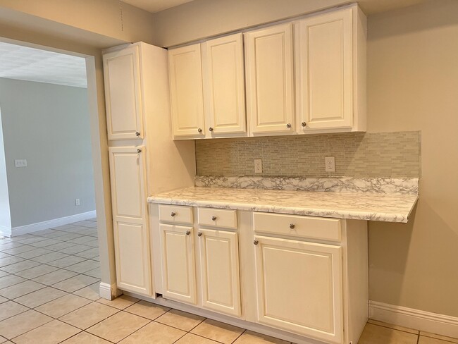 Building Photo - 540 S Manor Dr