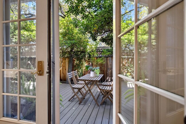 Building Photo - Delightful 3/3bth End-Unit Townhouse in Ce...