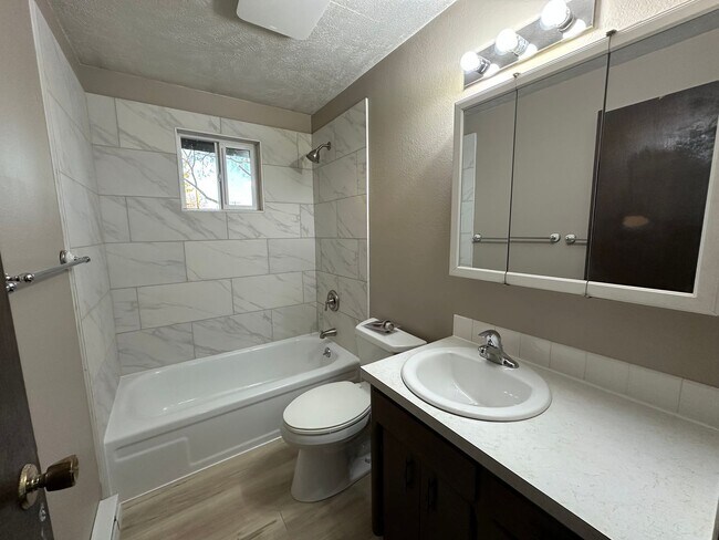 Building Photo - L972