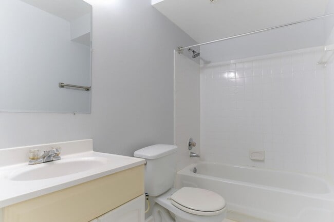 Building Photo - Move In Ready Townhome in Gaithersburg!