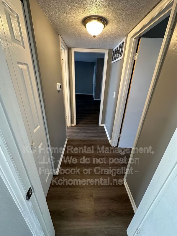 Building Photo - 8725 Countryshire Ln