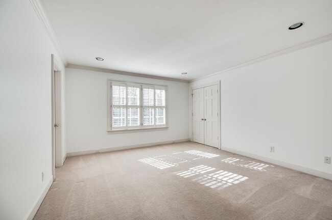 Building Photo - Fantastic renovated 5BE/4BA family home on beautiful oversized private Lot in the heart of Belle ...