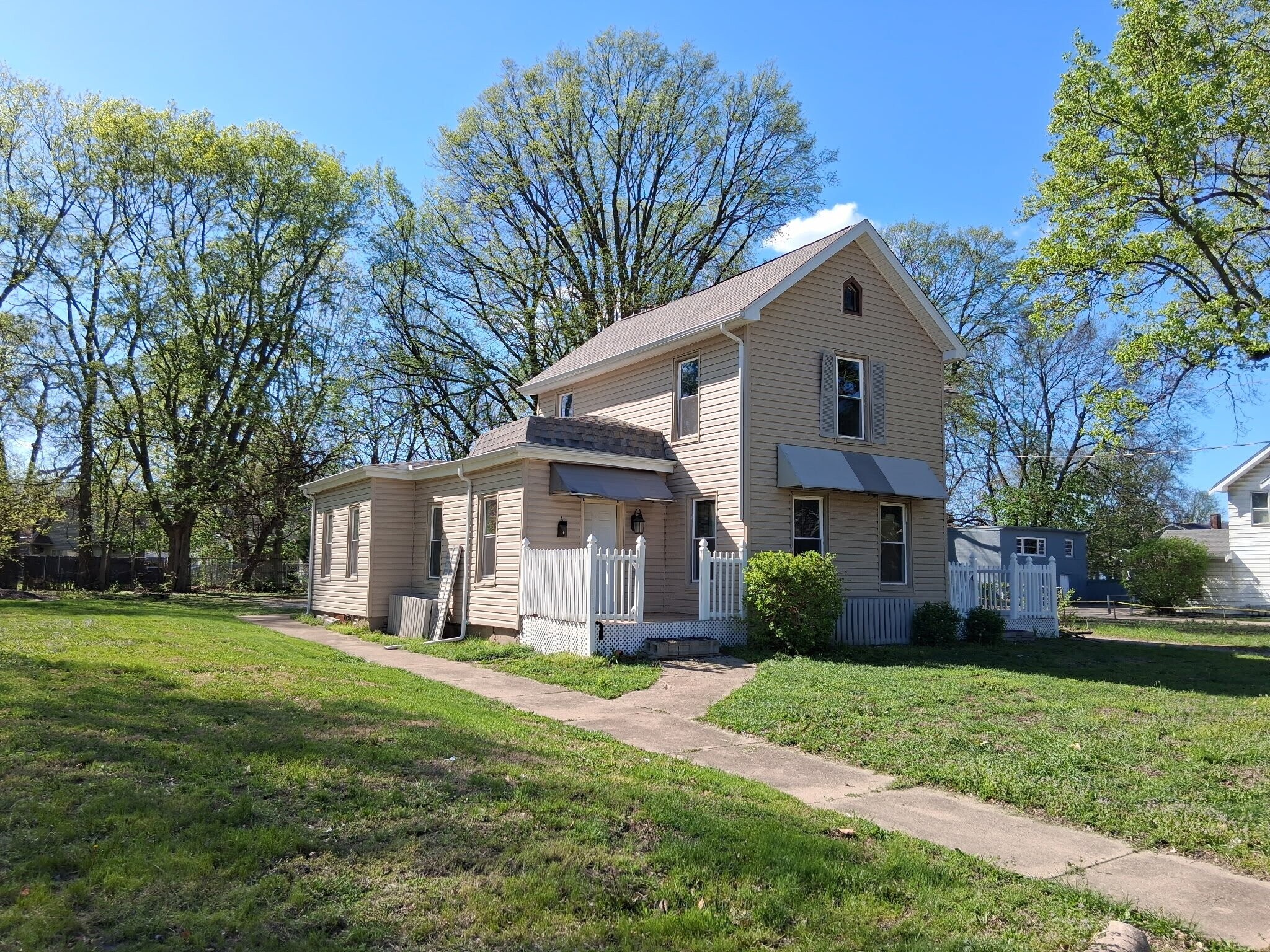 Building Photo - 1205 N Sheridan Rd