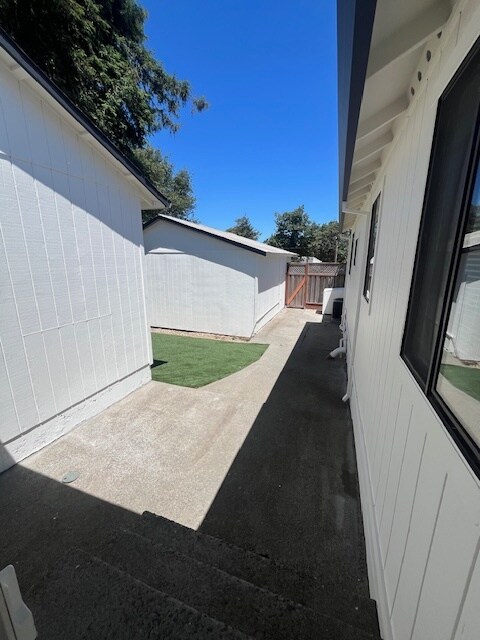 Building Photo - 1020 Stony Glen Ln