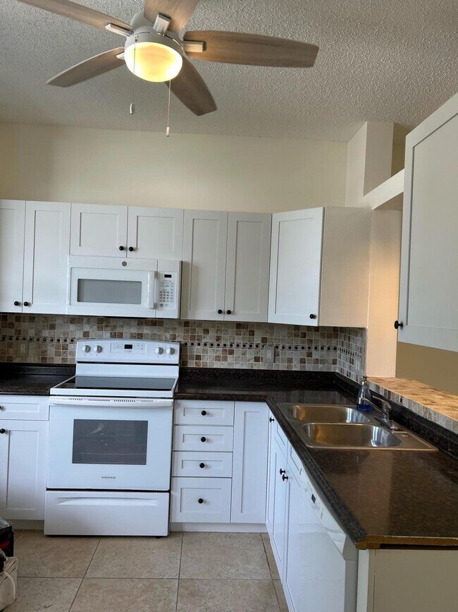 Building Photo - 18081 SE Country Club Dr