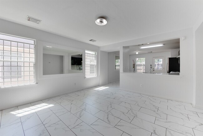 Building Photo - 8510 Village Hollow Ln