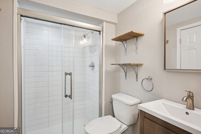 Building Photo - 1335 E Washington Ave