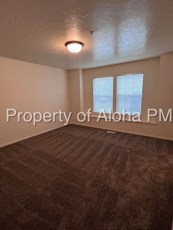 Building Photo - 1055 W Pine Ave