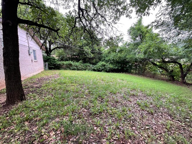 Building Photo - 3 Bed, 1 1/2 Bath, 1 Car Garage