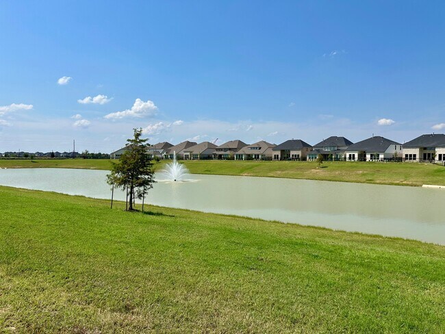 Building Photo - 4985 Almond Ter Dr