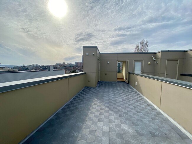 Building Photo - 709 15th Ave