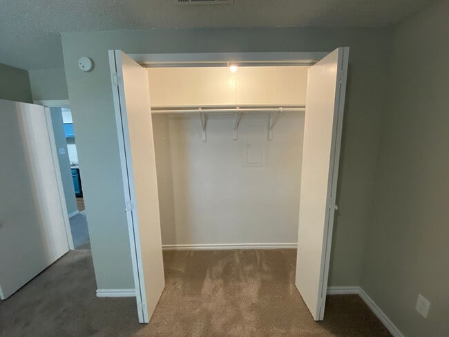 Building Photo - Charming Unit with Vaulted Ceilings & Fire...