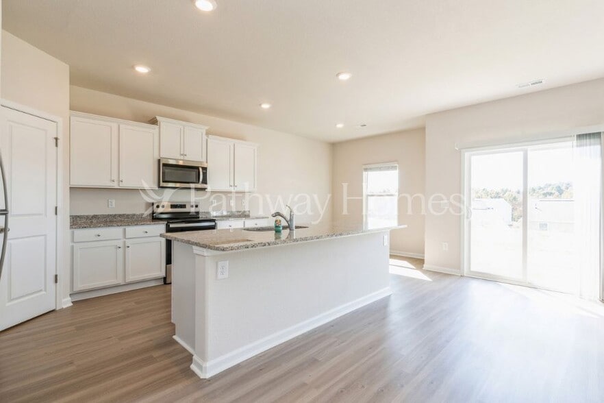 Building Photo - 102 N Sina St