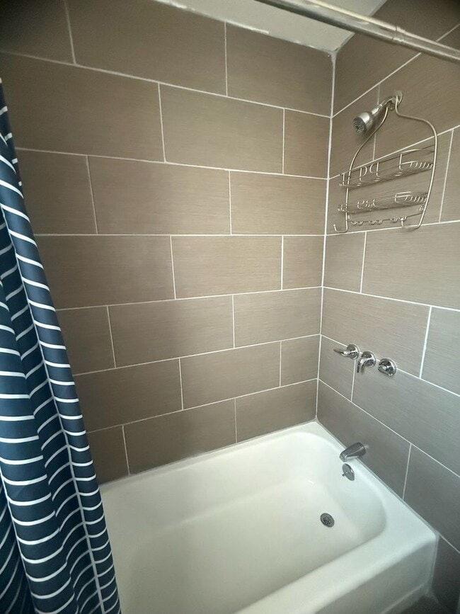 Building Photo - Beautiful and Well Kept 3-Bedroom House fo...