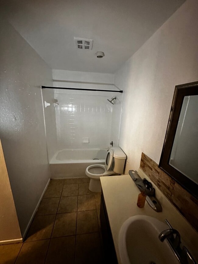 Building Photo - 5625 Antoine Dr