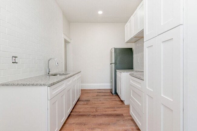 Building Photo - 606 S Park Ave