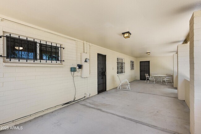 Building Photo - 5742 N 12th Pl
