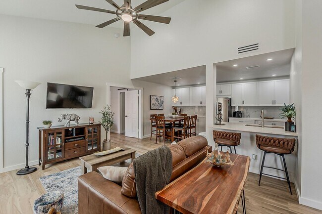 Building Photo - Fully Remodeled 2-Bedroom Condo at the Scottsdale Racquet Club!