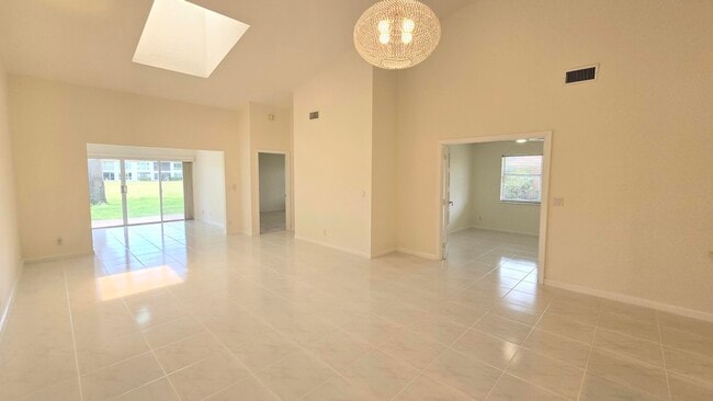 Building Photo - 5622 Royal Lake Cir