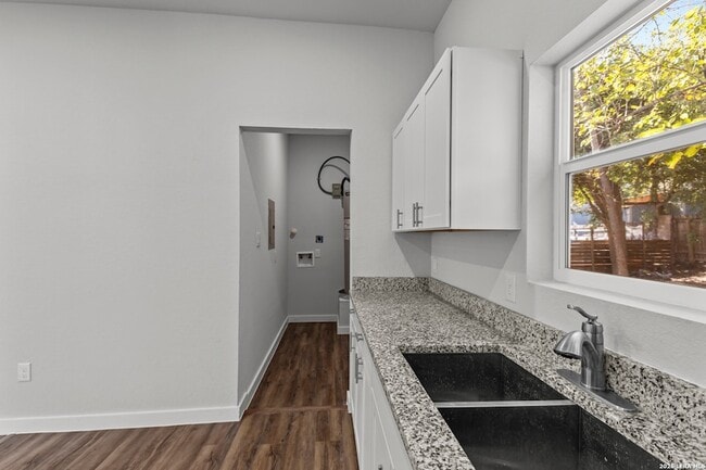 Building Photo - 117 Magendie St