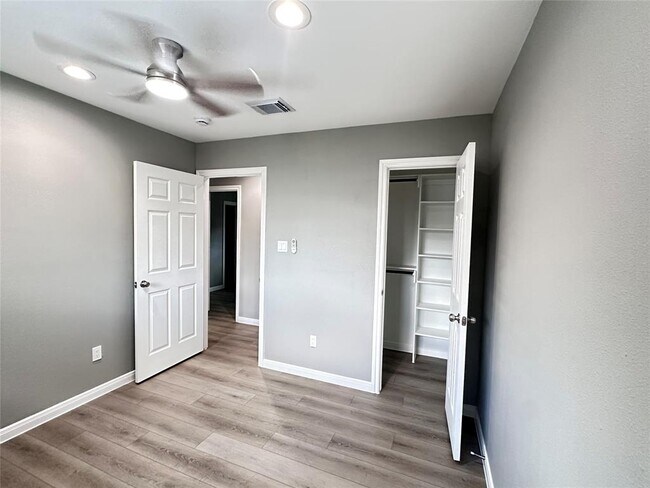 Building Photo - 4519 Oak Shadows Dr