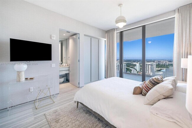 Building Photo - 18975 Collins Ave