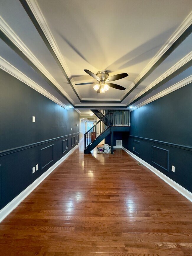 Building Photo - Charming 3-Bedroom Townhome with Modern Am...