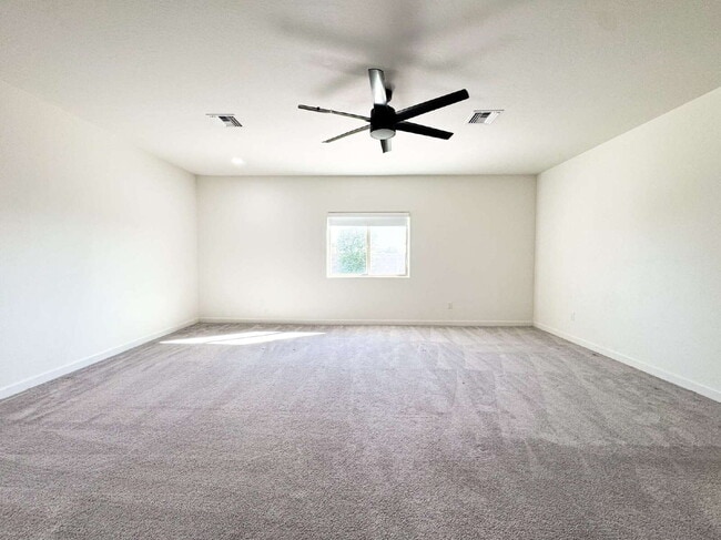 Building Photo - "Spacious 4-Bedroom, 2-Bathroom Home in Yu...