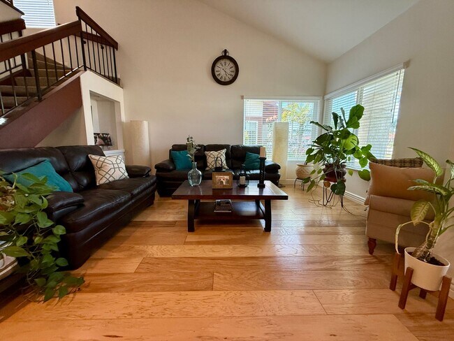 Building Photo - Luxury and Spacious Townhouse with Large Fenced Yard! Double Car Garage!