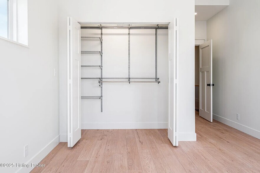 Building Photo - 935 E Madison St