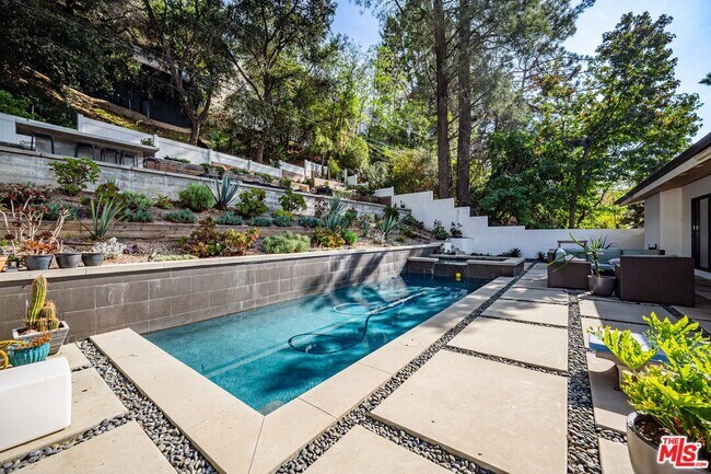 Building Photo - 3116 Beachwood Dr