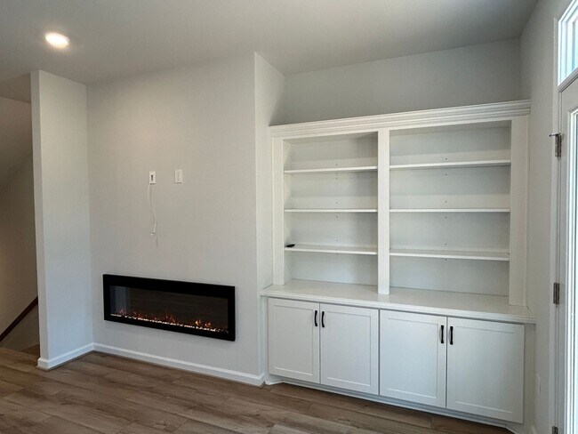 Building Photo - Luxury End-Unit Townhome with 2-Car Garage, Deck & Bonus Room – Available June 5!