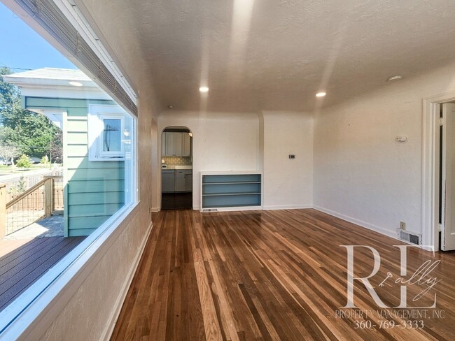 Building Photo - Classic Charmer with Water Views in the Heart of Manette