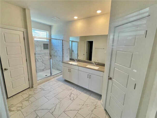 Building Photo - 210 Whisper Rill Dr