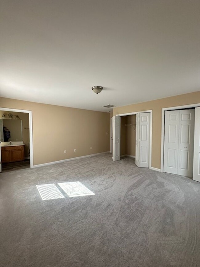Building Photo - 3 Bedroom 2 Bathroom Duplex
