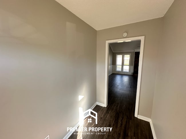 Building Photo - Charming 3 Bedroom Home for Rent in Memphis | High Ceilings, Fireplace & Fenced Yard